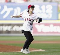 　米大リーグ、エンゼルス－ドジャース戦で始球式を務めるフィギュアスケート女子の島田麻央。マウンド手前でジャンプを披露してから投球した＝アナハイム（共同）