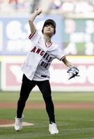 　米大リーグ、エンゼルス－ドジャース戦で始球式を務めるフィギュアスケート女子の島田麻央＝アナハイム（共同）