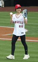 　米大リーグ、エンゼルス－ドジャース戦で始球式に臨むフィギュアスケート女子の島田麻央＝アナハイム（共同）