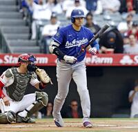 　エンゼルス戦の１回、四球を選んだドジャース・大谷＝アナハイム（共同）