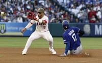 　エンゼルス戦の３回、二盗を決めるドジャース・大谷＝アナハイム（共同）