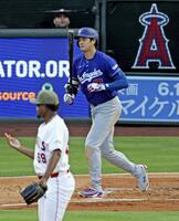 　エンゼルス戦の３回、四球を選んだドジャース・大谷＝アナハイム（共同）