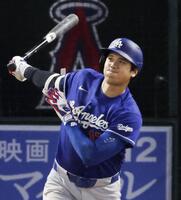 　エンゼルス戦の８回、２点三塁打を放つドジャース・大谷。右翼手の悪送球の間に自身も生還を果たした＝アナハイム（共同）