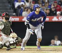 　エンゼルス戦の８回、２点三塁打を放ったドジャース・大谷。右翼手の悪送球の間に自身も生還を果たした＝アナハイム（共同）