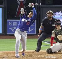　エンゼルス戦の９回、走者一掃の３点二塁打を放つドジャース・大谷＝アナハイム（共同）