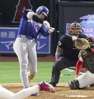 　エンゼルス戦の９回、走者一掃の３点二塁打を放つドジャース・大谷＝アナハイム（共同）