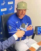 試合後、監督室で質問に答えるロバーツ監督（撮影・小林信行）