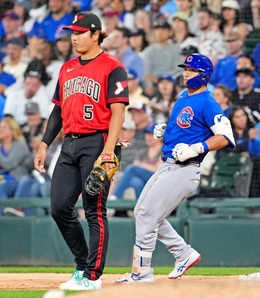　７回、中前打を放った鈴木。左は一塁手・村上（共同）