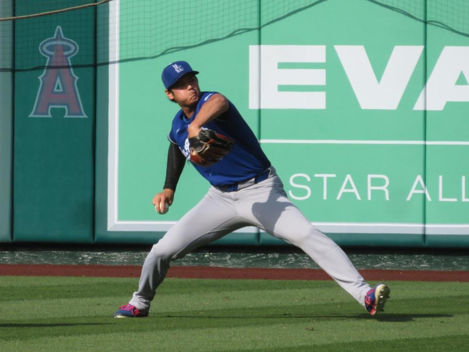 試合前練習でキャッチボールを行う大谷（撮影・小林信行）