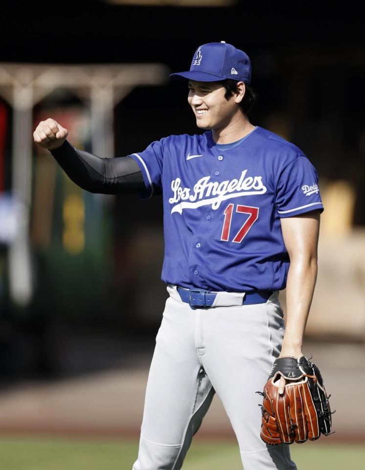 　笑顔で練習に臨むドジャース・大谷＝アナハイム（共同）