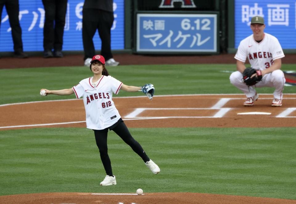 　米大リーグ、エンゼルス－ドジャース戦で始球式を務めるフィギュアスケート女子の島田麻央。マウンド手前でジャンプを披露してから投球した＝アナハイム（共同）