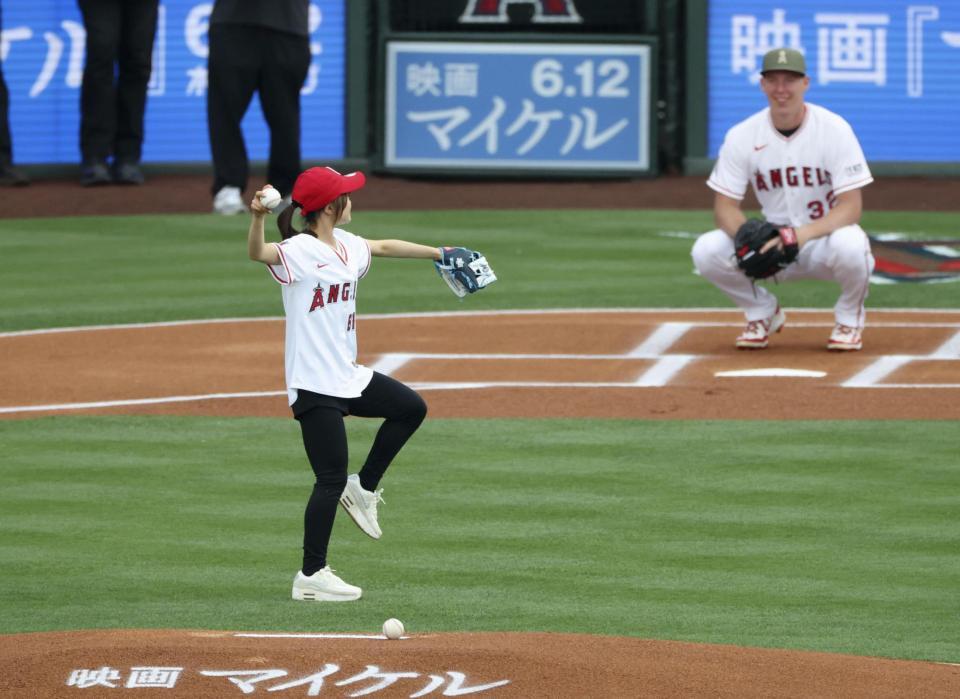 　米大リーグ、エンゼルス－ドジャース戦で始球式を務めるフィギュアスケート女子の島田麻央＝アナハイム（共同）