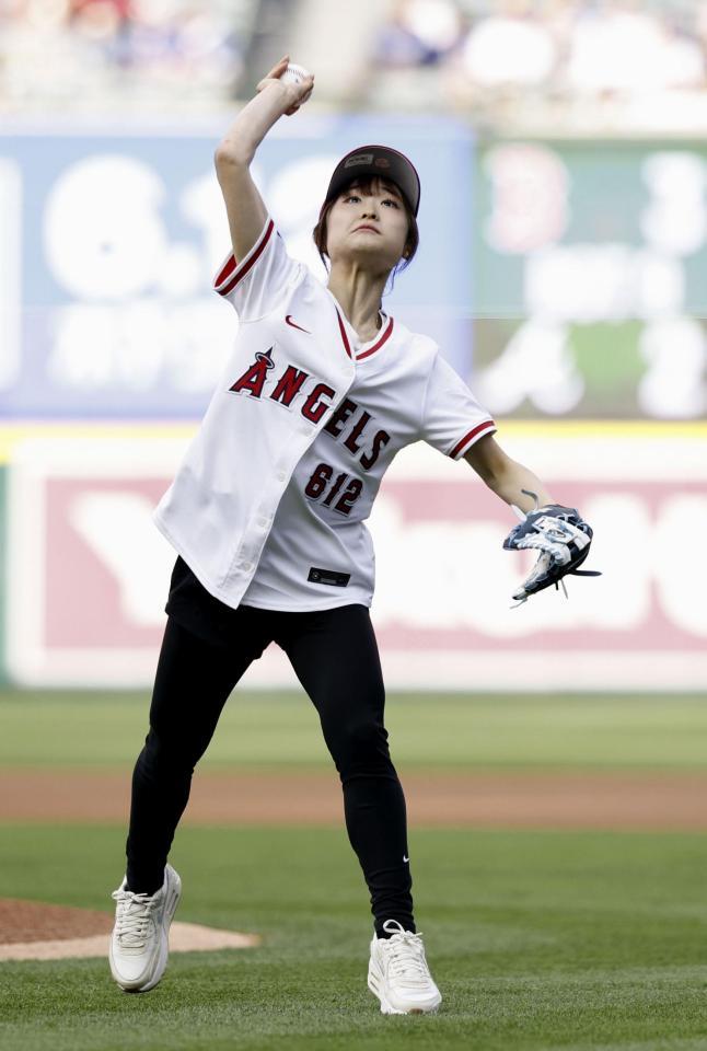 　米大リーグ、エンゼルス－ドジャース戦で始球式を務めるフィギュアスケート女子の島田麻央＝アナハイム（共同）