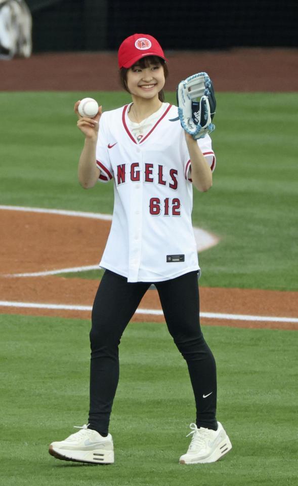 　米大リーグ、エンゼルス－ドジャース戦で始球式に臨むフィギュアスケート女子の島田麻央＝アナハイム（共同）