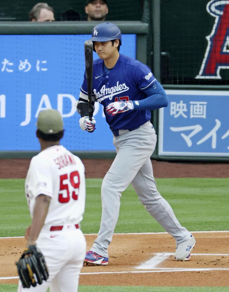 　エンゼルス戦の１回、四球を選んだドジャース・大谷＝アナハイム（共同）