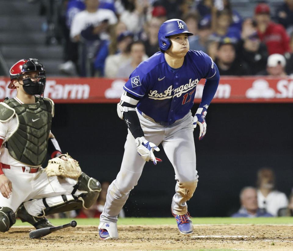　エンゼルス戦の８回、２点三塁打を放ったドジャース・大谷。右翼手の悪送球の間に自身も生還を果たした＝アナハイム（共同）
