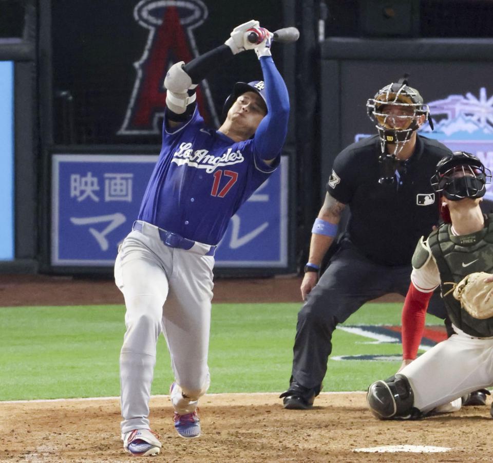 　エンゼルス戦の９回、走者一掃の３点二塁打を放つドジャース・大谷＝アナハイム（共同）