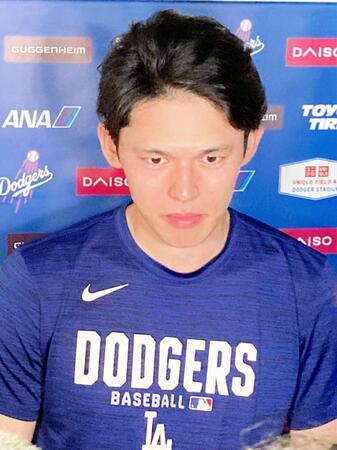 　試合後、報道陣の質問に答える佐々木（撮影・小林信行）
