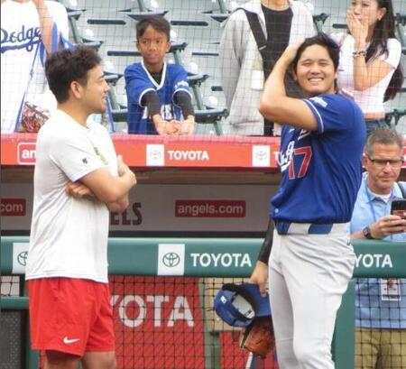 試合前に菊池（左）と笑顔で話し込む大谷（撮影・小林信行）