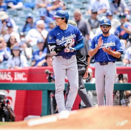 ヒットを放ち、一塁塁上で笑みを浮かべる大谷（ロサンゼルス・ドジャース提供）