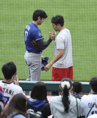 試合前にあいさつする大谷（左）と菊池（共同）