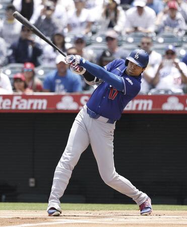 １回、中前打を放つ大谷（共同）