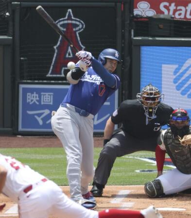 １回、中前打を放つ大谷（共同）