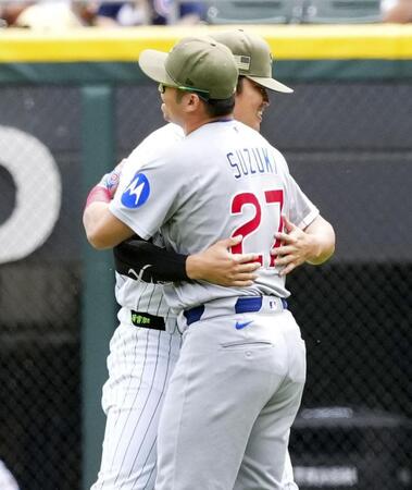 試合前、ハグする村上（奥）と鈴木（共同）