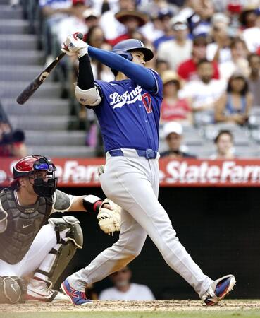 ４回、右前に２点打を放つ大谷（共同）