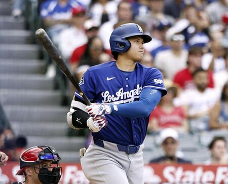 ４回、右前に２点打を放つ大谷（共同）