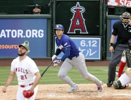 ４回、右前に２点打を放つ大谷（共同）