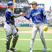 ラッシング（左）とグータッチをかわす佐々木（ロサンゼルス・ドジャース提供）