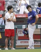 試合前に談笑する菊池（左）と大谷（共同）