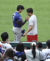 試合前にあいさつする大谷（左）と菊池（共同）