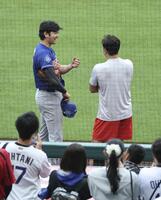 試合前に談笑する大谷（左）と菊池（共同）