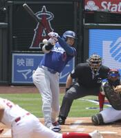 １回、中前打を放つ大谷（共同）