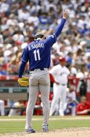 ７回、アデルを左飛に仕留めた佐々木。７回を４安打１失点で投げ終え２勝目を挙げた（共同）