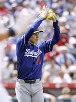 ６回、シャヌエルを中飛に打ち取りグラブをたたく佐々木（共同）