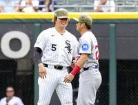 試合前、談笑する村上（左）と鈴木（共同）