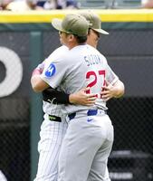 試合前、ハグする村上（奥）と鈴木（共同）