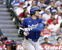 ４回、右前に２点打を放つ大谷（共同）