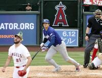 ４回、右前に２点打を放つ大谷（共同）