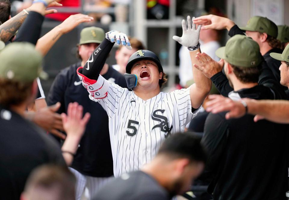 　３回、１６号ソロを放ちチームメートに迎えられるホワイトソックス・村上（共同）