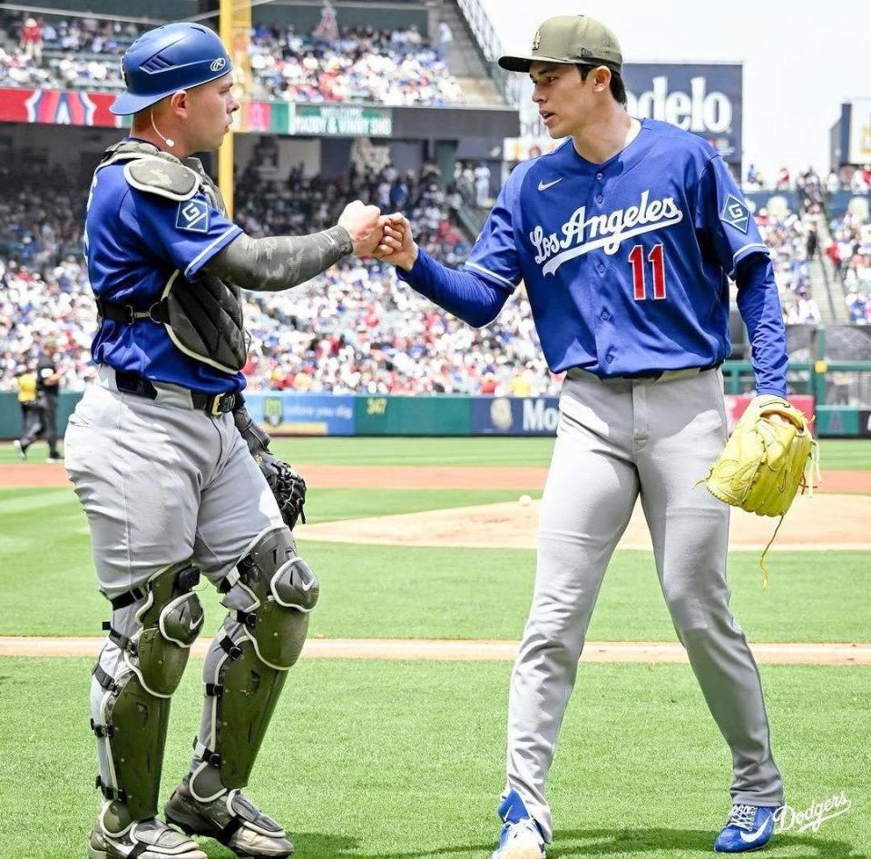ラッシング（左）とグータッチをかわす佐々木（ロサンゼルス・ドジャース提供）