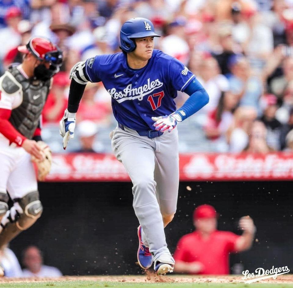 ４回、右前に２点タイムリーを放った大谷（ロサンゼルス・ドジャース提供）