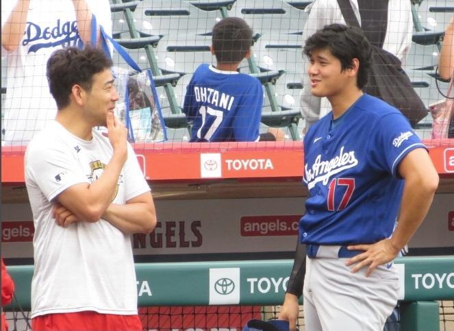 試合前に菊池（左）と笑顔で話し込む大谷（撮影・小林信行）