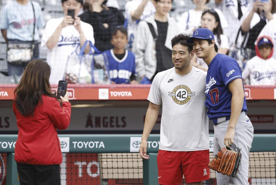 試合前に写真に納まる大谷（右）と菊池（共同）