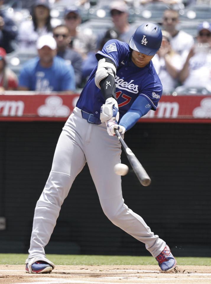 １回、中前打を放つ大谷（共同）