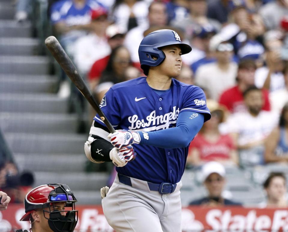 ４回、右前に２点打を放つ大谷（共同）