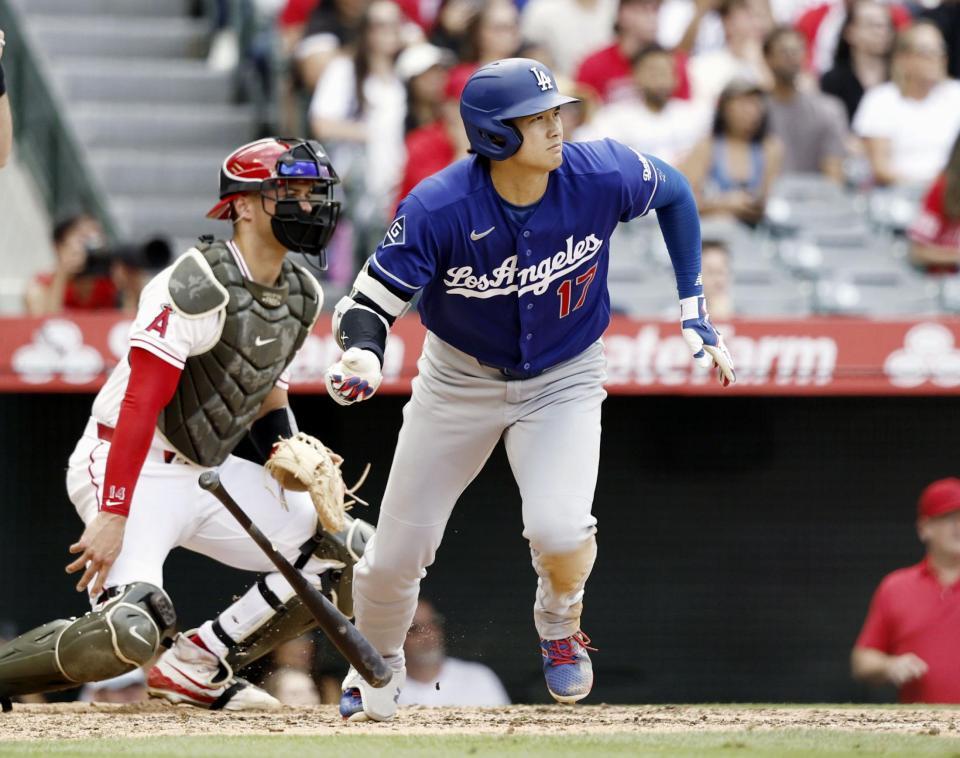４回、右前に２点打を放つ大谷（共同）